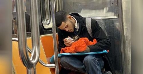 Se acerca al hombre que vio en el metro alimentando con un biberón a un indefenso gatito