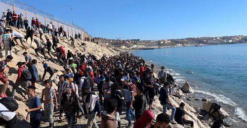 Más de 200 inmigrantes subsaharianos entran en Melilla en uno de los saltos a la valla más numeroso