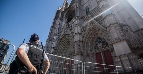 Un inmigrante implicado en el incendio de la catedral de Nantes mata al sacerdote católico que lo había acogido