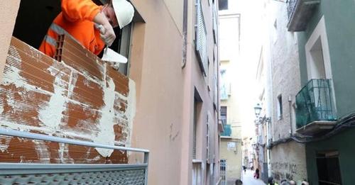 Una okupa llama a la Policía para que le abra la puerta de una vivienda tapiada en Zaragoza