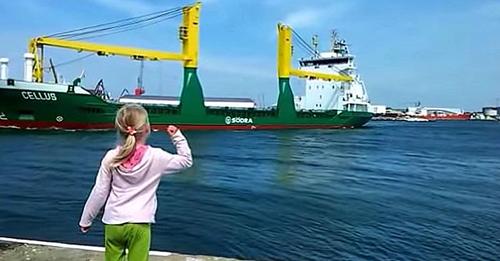 Una pequeña le pide a un enorme barco que suene la bocina para ella. 10 millones la han visto arrepentirse de inmediato