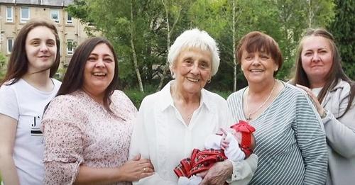 Una madre de ocho tiene 90 nietos y es la única familia del Reino Unido con seis generaciones vivas al mismo tiempo