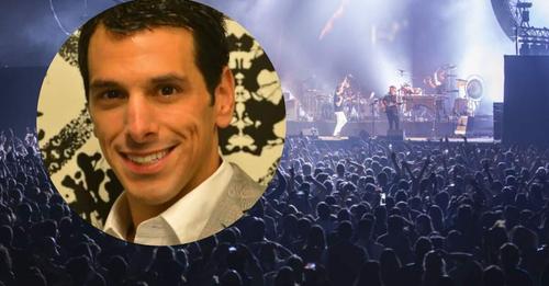 Un joven empresario de éxito muere durante un concierto por dar una voltereta