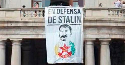 Polémica aparición de una pancarta en favor de Stalin en el Ayuntamiento de Valencia el día de las víctimas del estalinismo