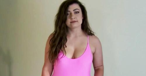 El personal de la piscina consideró ' inapropiado'  el traje de baño rosado de esta mujer