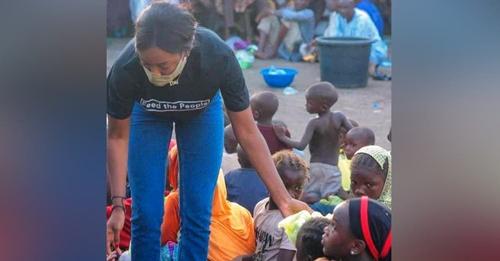 Una joven de 27 años se esfuerza para alimentar a 350 personas que no tienen nada