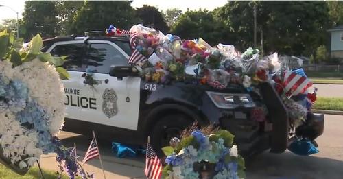 El auto de un policía caído es cubierto con regalos, pero una nota escrita en papel blanco deja una marca en la comunidad