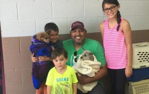 Familia encuentra a su perro junto a su amigo que nunca lo abandonó en las calles y lo adoptan