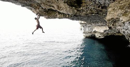 Mueren dos escaladores que practicaban 'psicobloc' sobre el mar en un acantilado de la costa de Mallorca