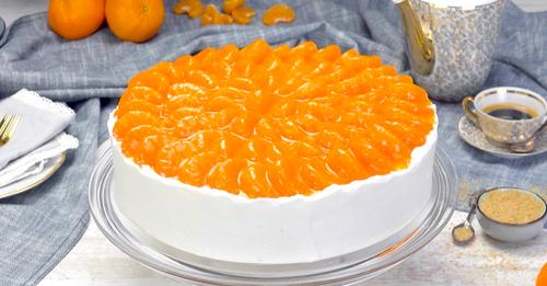 Pastel de mandarinas frescas cubierto de una deliciosa y aromática crema