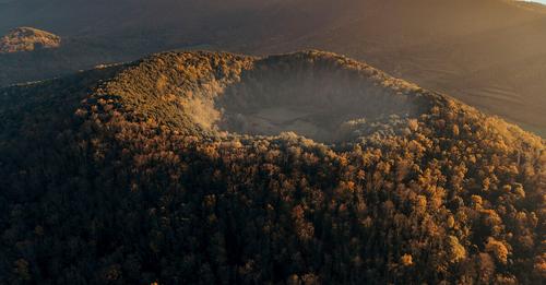 Usted vive en un cráter y no lo sabe: los volcanes dormidos de España