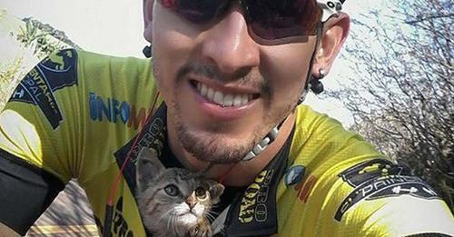 Gatito no para de besar al ciclista que pasó a su lado y lo salvó metiéndolo en su camiseta