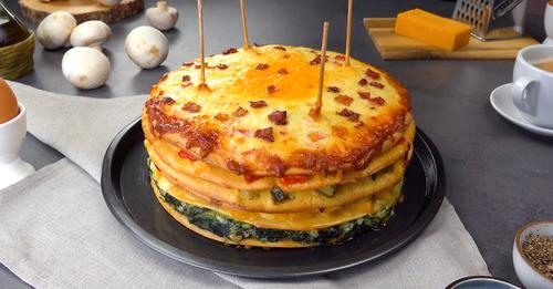 Pastel de omelettes con verduras, queso y tocino
