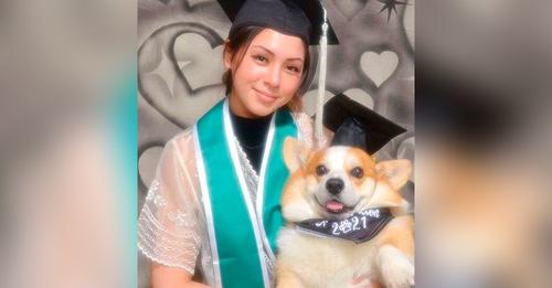 Estudiante posa con su perro en una emotiva foto de graduación, él la ayudó a alcanzar la meta 