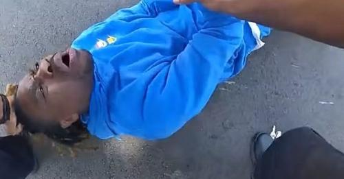 Último escándalo racista en EEUU: la Policía saca de su coche a un hombre negro parapléjico agarrándole por el pelo