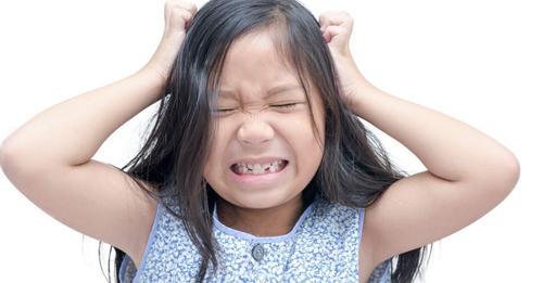 Una niña acaba en una clínica tras encontrarle más de 15.000 piojos en la cabeza