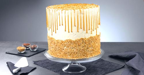 Pastel de manzana, pastel de queso y pastel de chocolate en forma de torre XXL con glaseado y salsa de caramelo