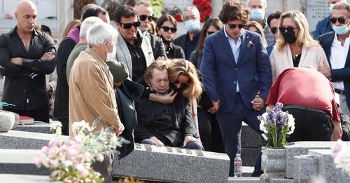Dolorosas imágenes del marido y las hijas de Concha Márquez Piquer rotas en su entierro