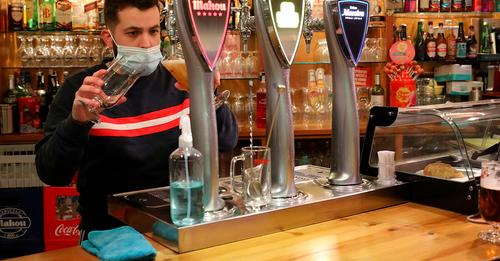 La crisis de suministro llega a bares y bodegas: 'Hay uva, lo que no hay son botellas ni precintos de aluminio'
