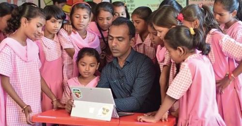 Maestro de India salva a las niñas del matrimonio infantil y le dan el premio «nobel de la educación»
