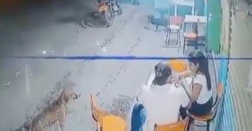 ¡Hasta con la silla! Mujer se defiende de su novio violento en plena cena