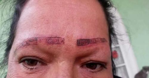«Miren cómo dejaron a mi mamá»: exponen a tatuadores con pésimo trabajo