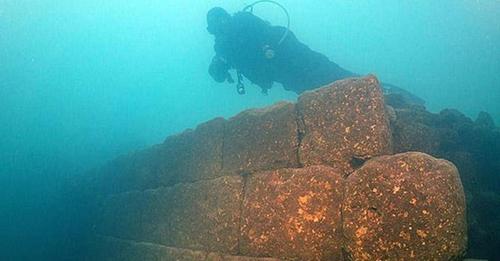 Encuentran un castillo de 3 000 años en el fondo de un lago en Turquía