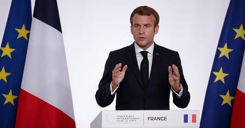 Macron oscurece la bandera de Francia y vuelve al azul utilizado hasta 1976