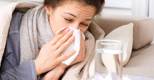 Los 3 grandes síntomas que comparten la gripe y el Covid (y te pueden confundir)