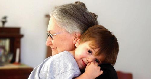 «No soy guardería»: Abuela cobra por cuidar todo el día a su nieto