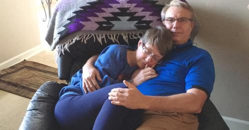 Mujer con demencia se refugia siempre en brazos de su esposo. «No me recuerda, pero así se siente a salvo»