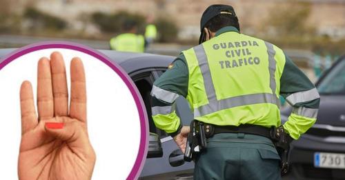 Hace el gesto de socorro en un control en España y su marido es detenido: cómo se hace