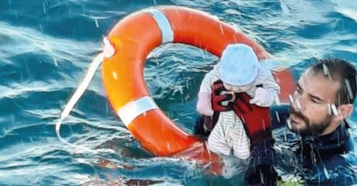 Guardia civil que salvó a bebé en el mar dice nunca haber visto algo tan terrible