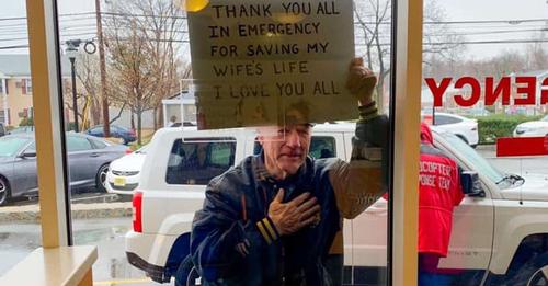 «Gracias por salvar a mi esposa» El tierno mensaje de un hombre fuera de un hospital