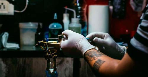 Desastroso trabajo de tatuadores es expuesto en redes sociales