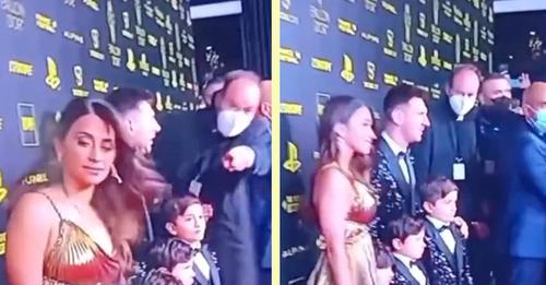 Messi impide que saquen a su esposa de la foto donde posa con el Balón de Oro. El más caballero