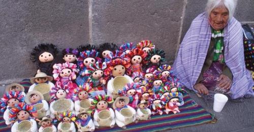 Triste abuelita pide ayuda para vender sus muñecas luego de viajar cientos de kilómetros