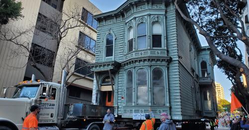 Hombre paga 400 mil dólares para mover toda su hermosa casa victoriana
