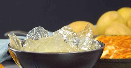 Papas transparentes con salsa de queso, tocino y papas