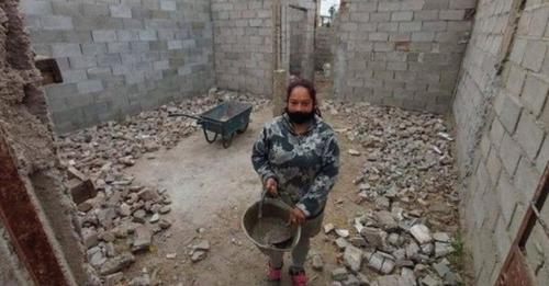 Madre soltera decide construir su propia casa sola «No podía pagarle a los albañiles»