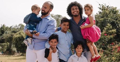 Pareja gay adopta 5 hermanos abandonados «Amar es un acto de valentía»