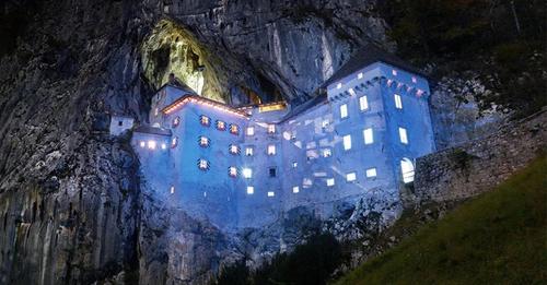 El castillo más grande del mundo dentro de una caverna