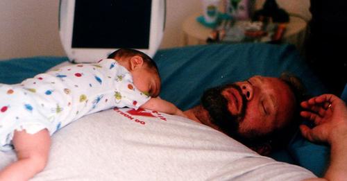 Muerte súbita del lactante: no dejes que tu bebé se duerma sobre tu pecho