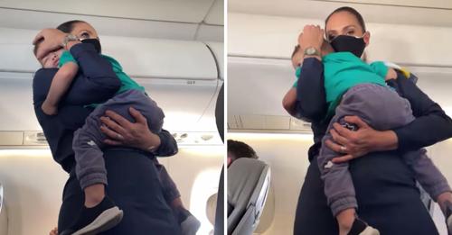 «Corazón de mamá» Azafata ayuda a un papá acurrucando a su bebé que no dejaba de llorar