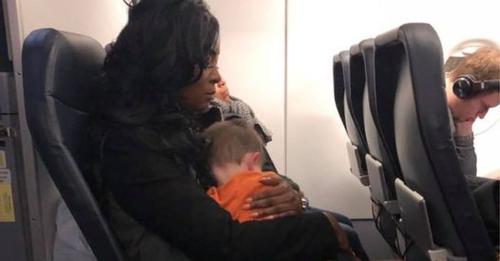 Viajaba sola con sus hijos de 2 y 5 años y una extraña se ofreció a llevar a uno durante el vuelo