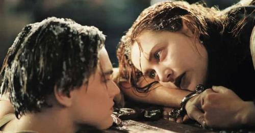 Pareja intenta recrear escena del Titanic y el novio se ahoga