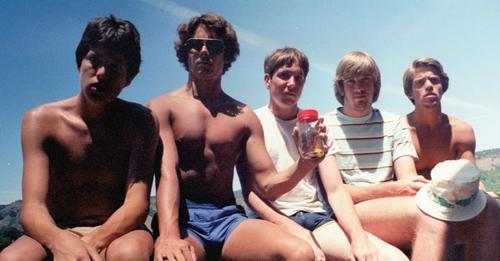 Estos 5 amigos se toman la misma foto cada 5 años desde 1982. Ni el cáncer los pudo separar.