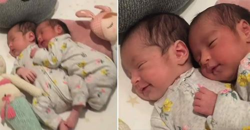 Video de mellizas recién nacidas abrazadas mientras duermen la siesta se ha hecho viral