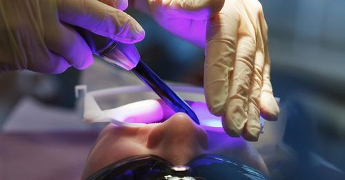 Un falso dentista acepta 6 años por estafar y causar daños a 80 pacientes