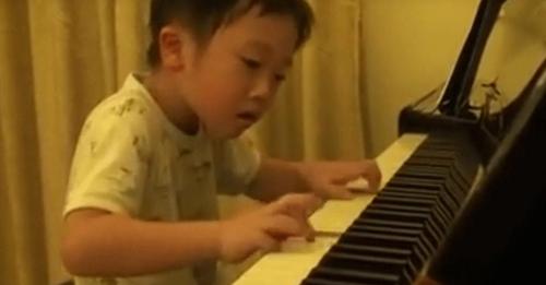 Tsung Tsung es un pequeño de cinco años que te deleitará cuando lo veas tocar el piano